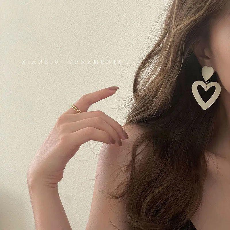 

White Exaggerated Heart Dangle Earrings - 2025 Trendy Jewelry for Influencers and Stylish Women
