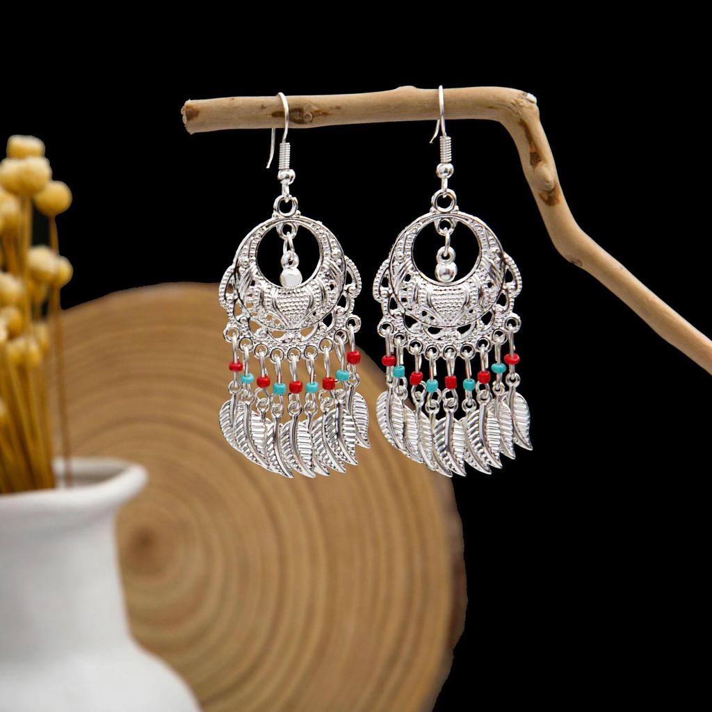 Boucles d'oreilles pendantes à pompons de plumes ethniques - Style argent Miao imitation, article touristique populaire, design mignon de haricot.
