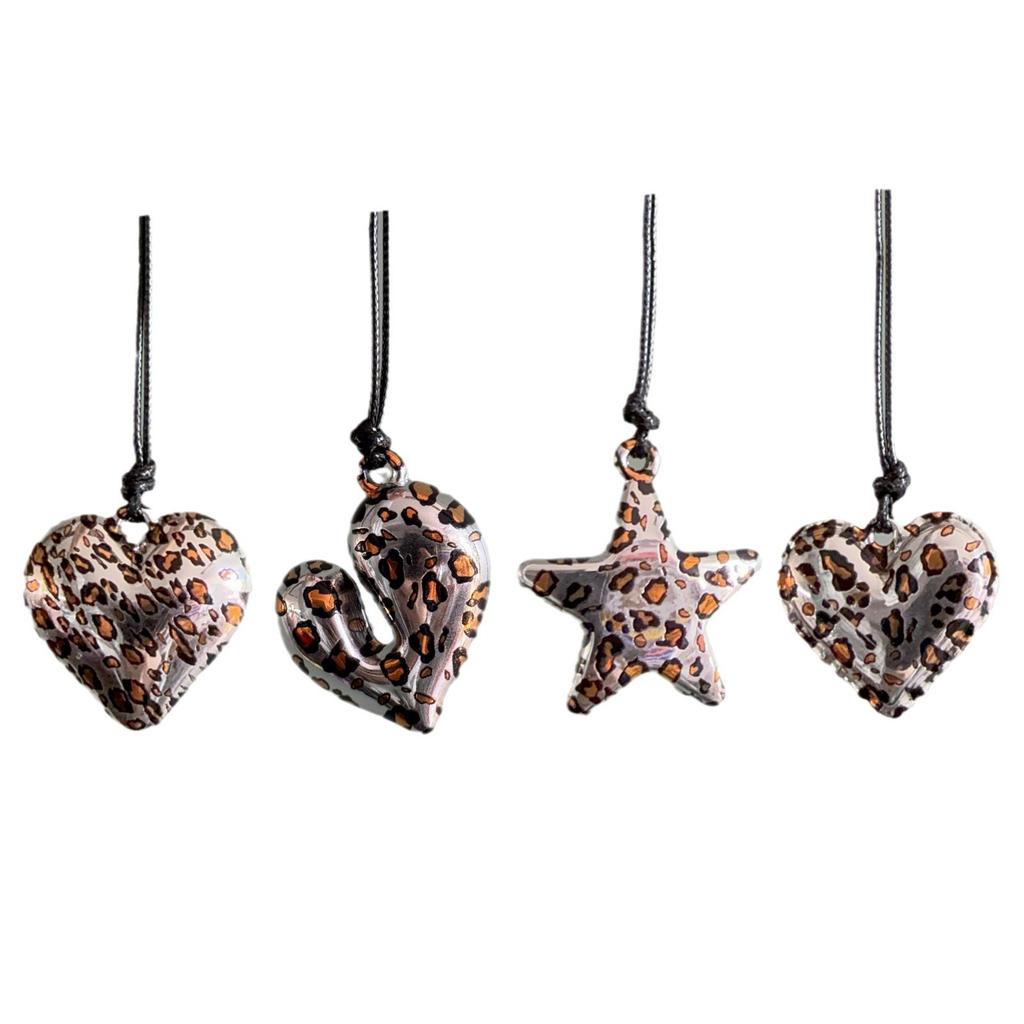 Modische silberfarbene Halskette mit Anhänger im Tierdruck und goldenem Liebesherz-Charm-Accessoire für trendige Frauen und Männer