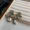 Mittelalterliche Vintage-Ohrringe Sind Altmodische Goldene Blumenstecker mit Diamantenbesatz, Elegante und Vielseitige Ohrringe.
