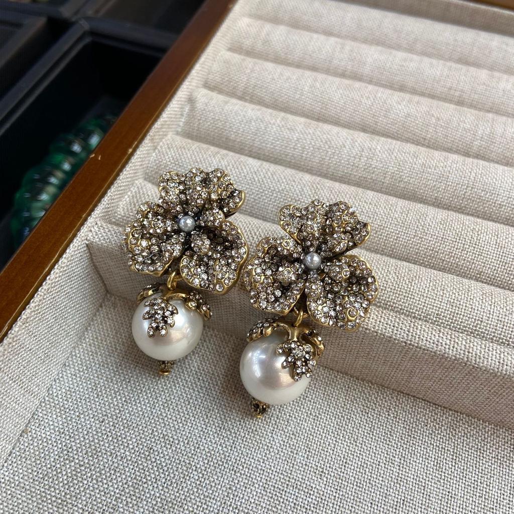 Mittelalterliche Vintage-Ohrringe Sind Altmodische Goldene Blumenstecker mit Diamantenbesatz, Elegante und Vielseitige Ohrringe.