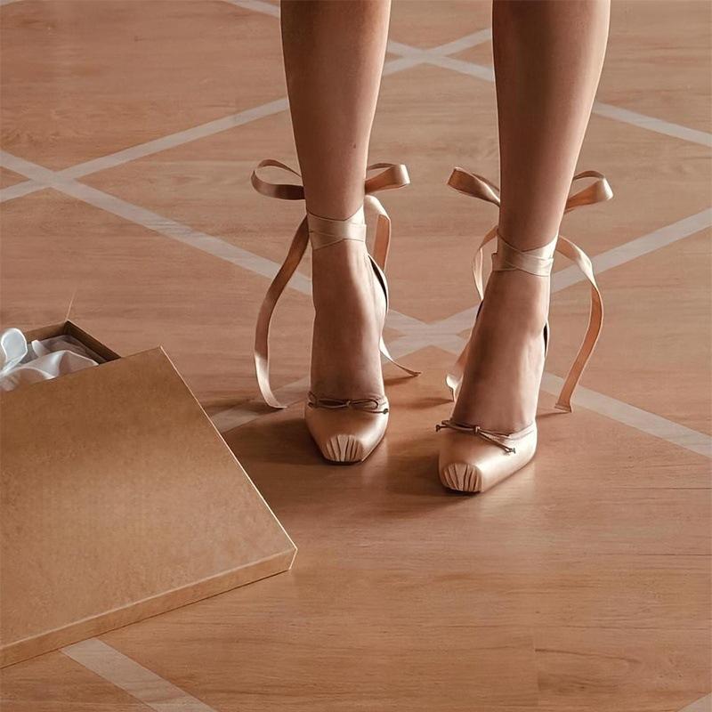 Star avec le même style de ballet chaussures simples à bout carré nouvelles sangles en satin nœud talons hauts aiguilles sandales à tête de sac femmes