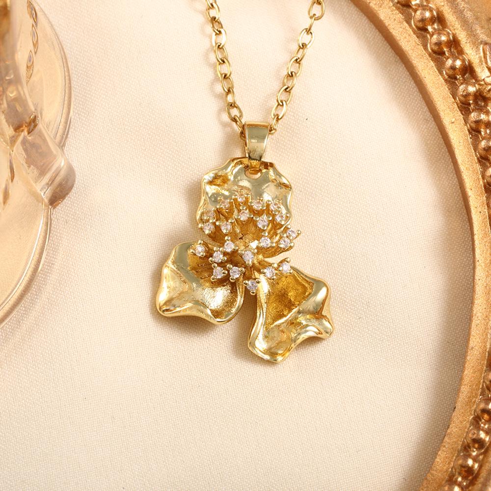 European and American Gold-Plated Geometric Flower Pendant with Zircon Necklace Accessory