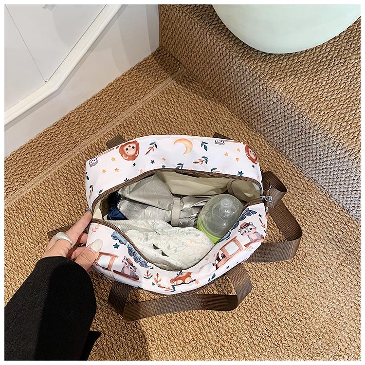 Single-shoulder slanted crossbody baby bag, cute cartoon design, large capacity, water-resistant, suitable for moms to carry out