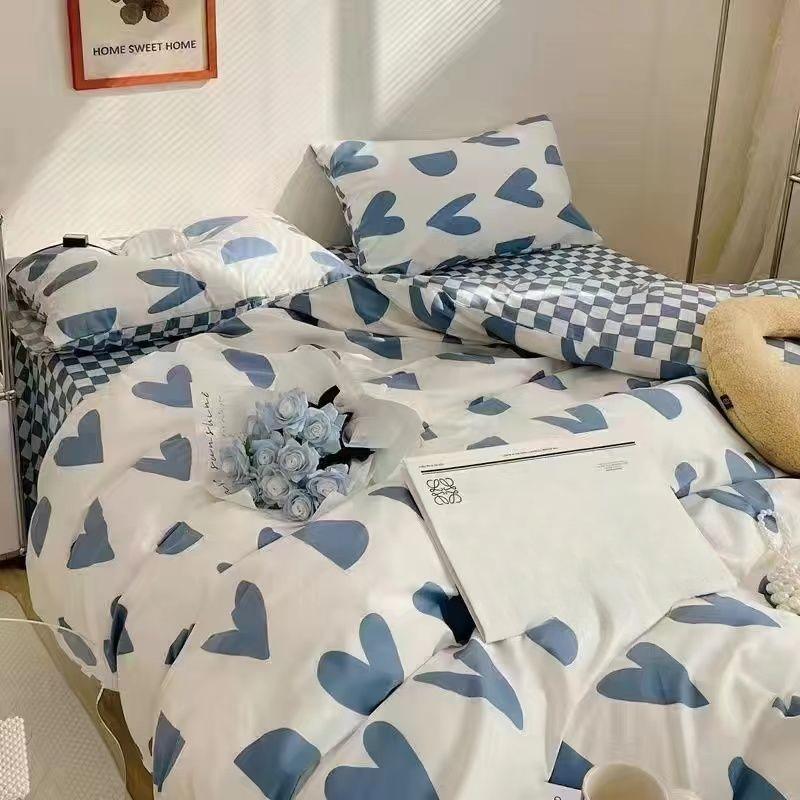 Modrý kostkovaný jahodový medvěd Čtyřdílný povlak na přikrývku Prostěradlo pro ubytovnu Třídílné povlečení