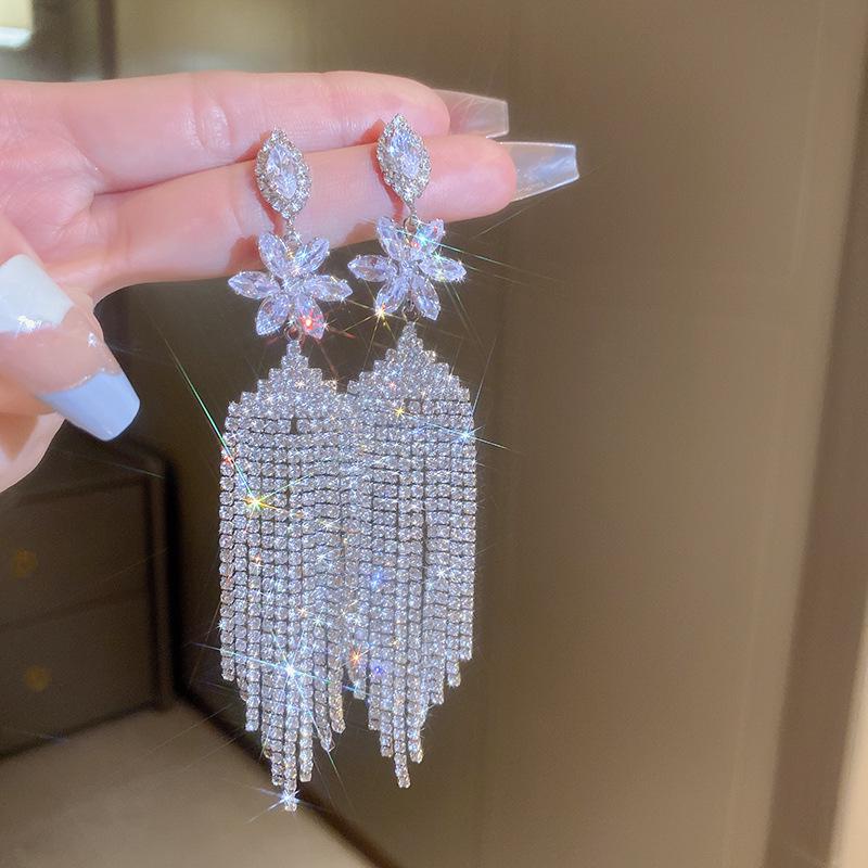 Brincos da Moda Exquisitos com Borla Longa: Elegante, Brilhante e Versátil para Mulheres