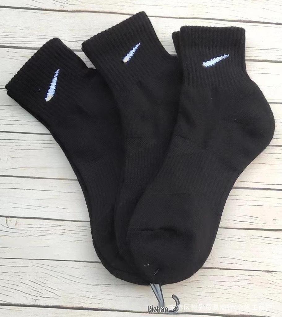 Suwanai Kester Black & White Mid-High Sports Socks - All Seasons
