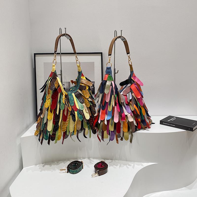 Niche design large-capacity underarm shoulder bag female personality Indian style fringed commuter messenger bag