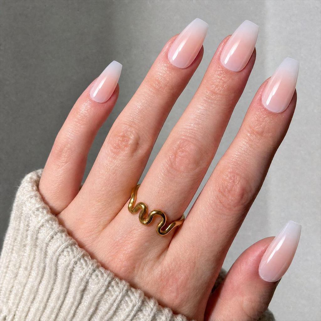 Hochwertige tragbare künstliche Nägel im Mandel-Nude-French-Stil – mittellange und lange Nagelspitzen