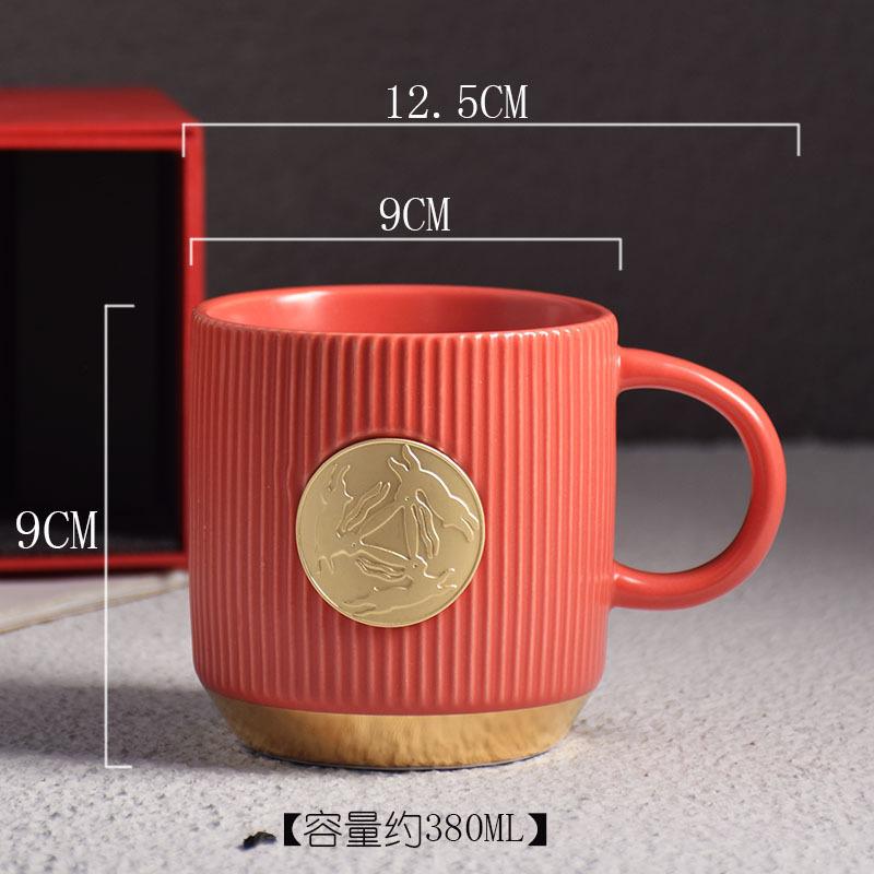 

Ветряная керамическая кофейная чашка с вертикальной полоской, медная медаль, офисная чашка для воды, чашка для молока с подарочным принтом 380ml