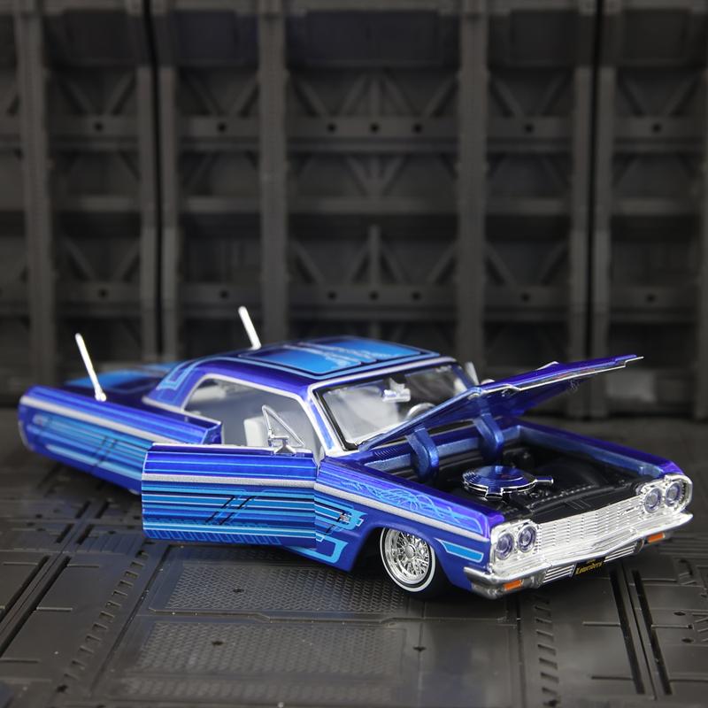 1:26 Simulated Chevrolet Impala SS 1964 alloy car model ornament with doors and hood that can be opened