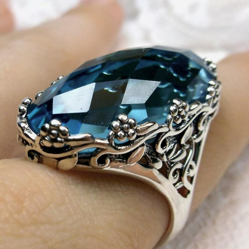 Vintage Copper Material Hand Carved Ring For Women Inlaid With Oval Blue Synthetic Zircon Ring Court Style Elegant Jewelry