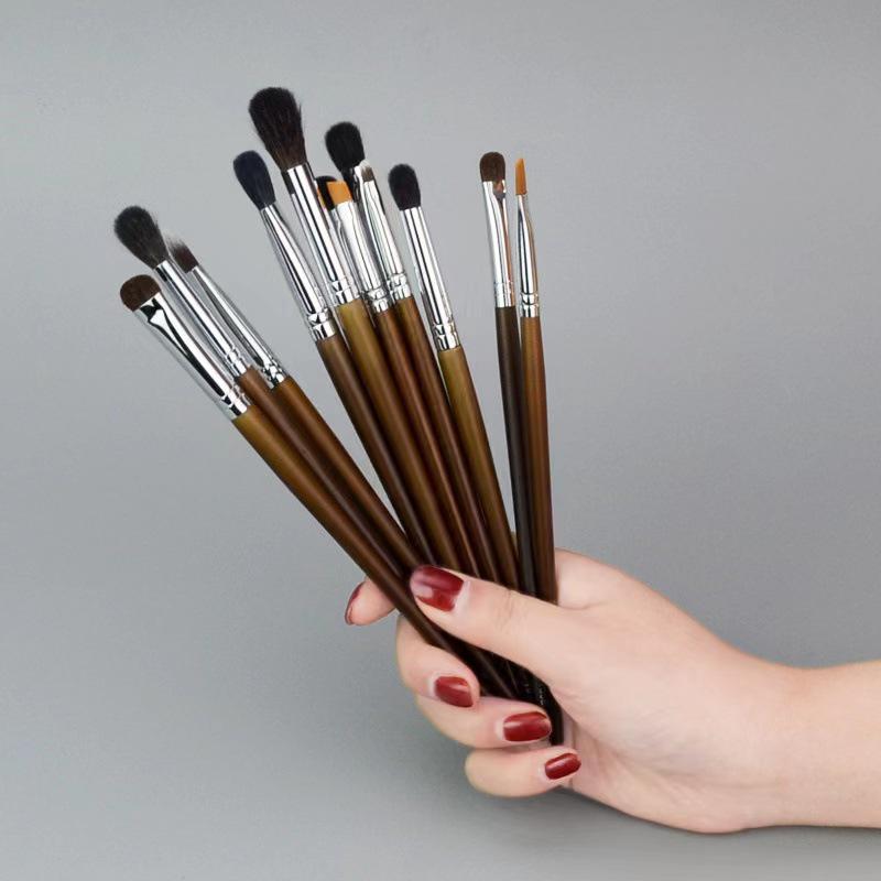 Tapered Wool Animal Hair Makeup Brush for Eyeshadow, Blending, Concealer, and Lip & Brow Application.