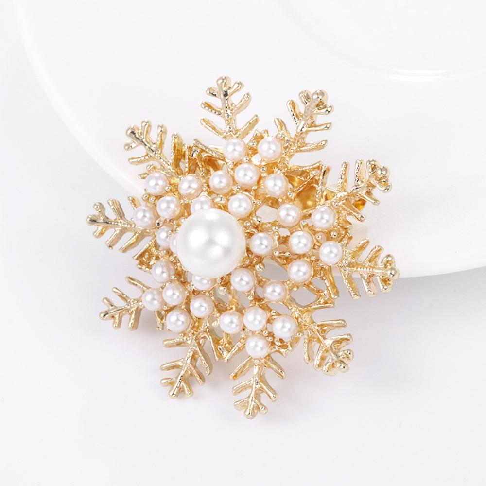 Luxury Temperament Shining Rhinestone Hollowed-out Snowflake Pearl Brooch for Women Corsage Pin Christmas Jewelry Accessories