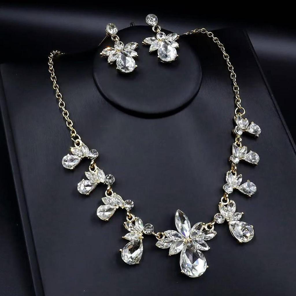 Emerald Green Geometric Necklace & Earring Set with Temperament Ear Hooks and Trendy Clavicle Chain.