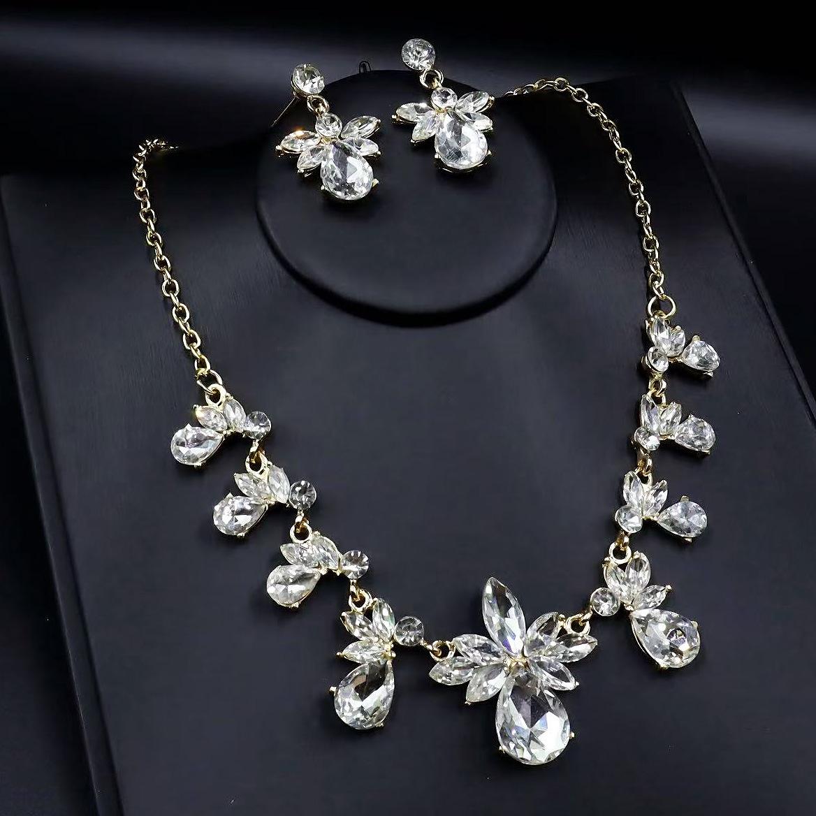 

Emerald Green Geometric Necklace & Earring Set with Temperament Ear Hooks and Trendy Clavicle Chain.