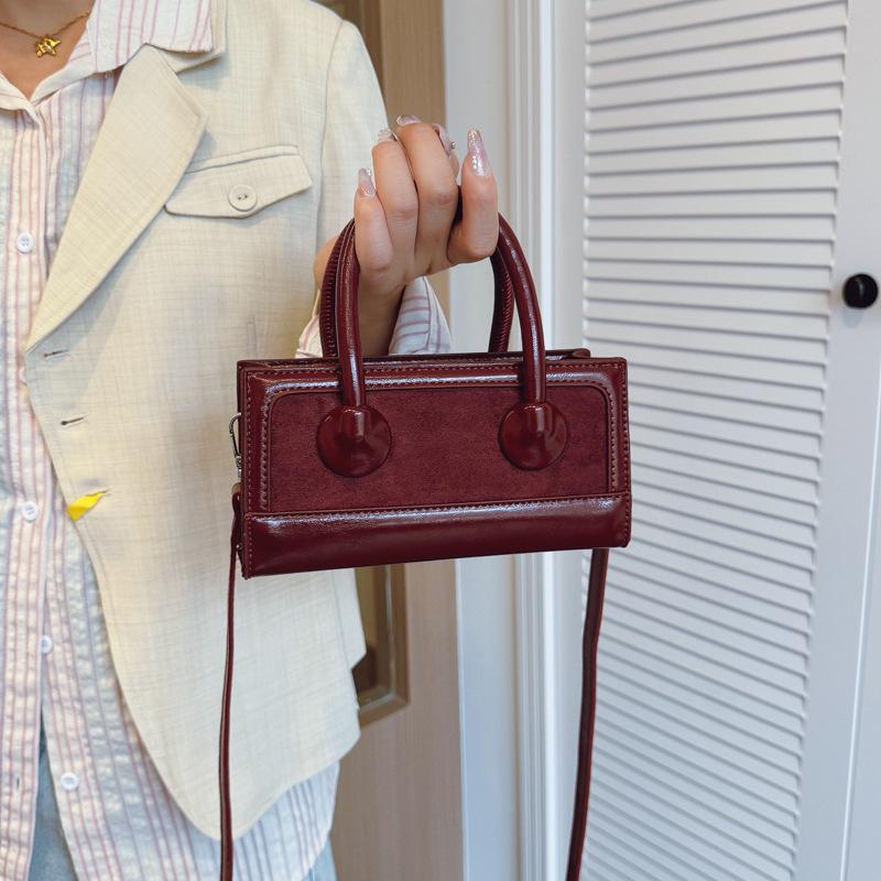 Go out handbag women's 2025 new high-end retro suede shoulder bag commuter messenger small square bag