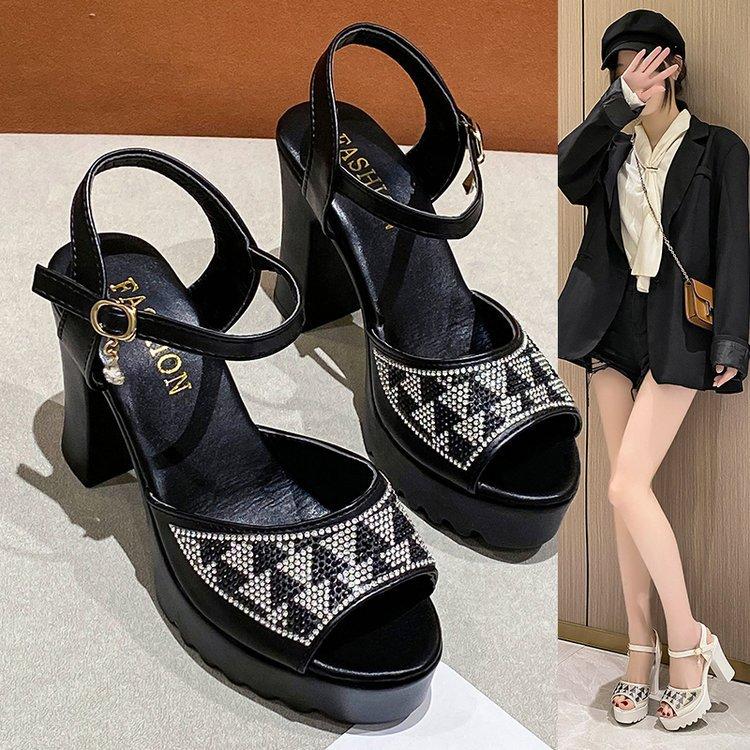 

Модные босоножки Fish Mouth 2024 Лето Новые водные бриллиантовые украшения Толстая подошва Ремень пряжка Высокий каблук Босоножки Zapatos Mujer 40 чёрный