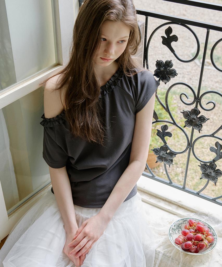 LETTER FROM MOON Sov Frill One-Shoulder Short-Sleeve T-Shirt (Charcoal)