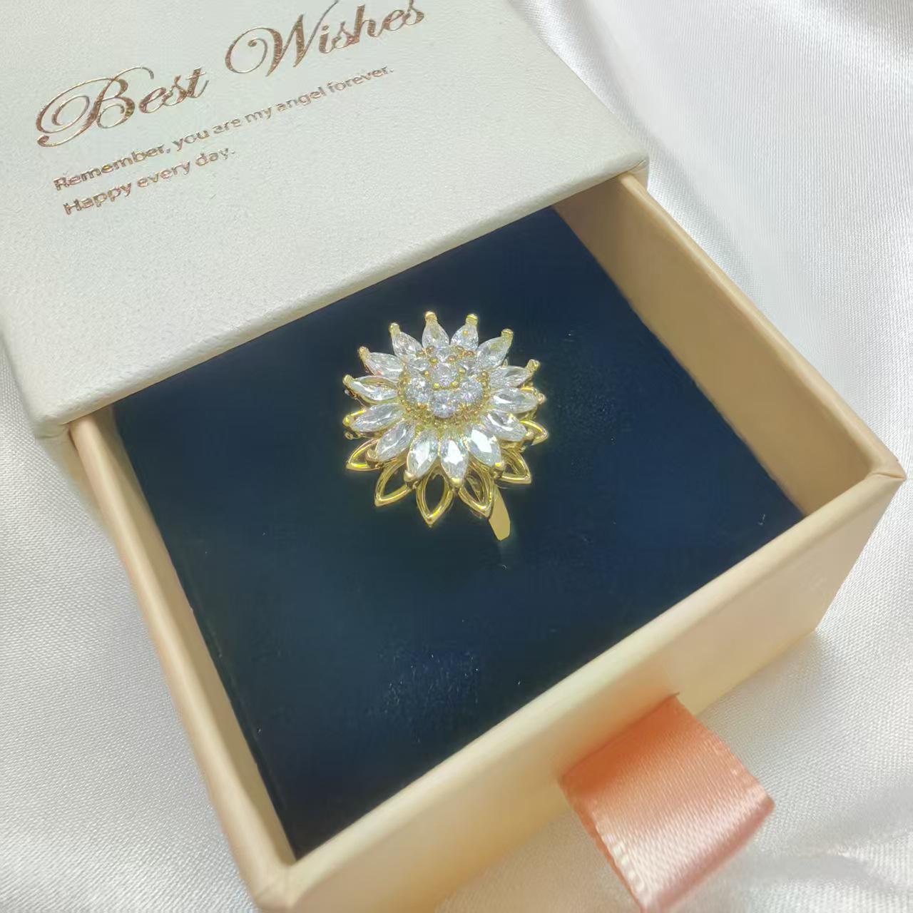 Вращающееся солнечное цветочное женское кольцо класса люкс – Универсальный легкий нишевый дизайн Adjustable Open золотой