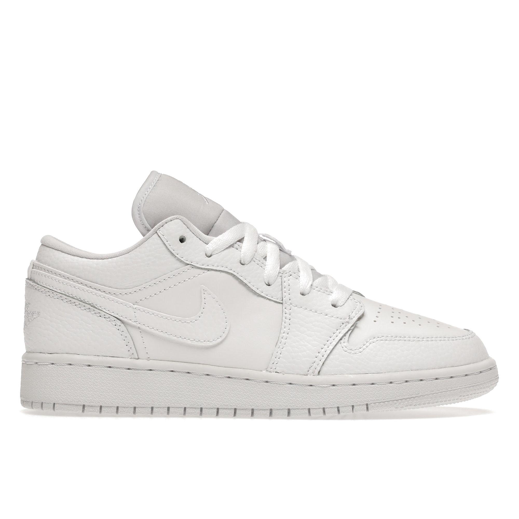 

Детские кроссовки Air Jordan 1 Low GS Triple White 553560-130