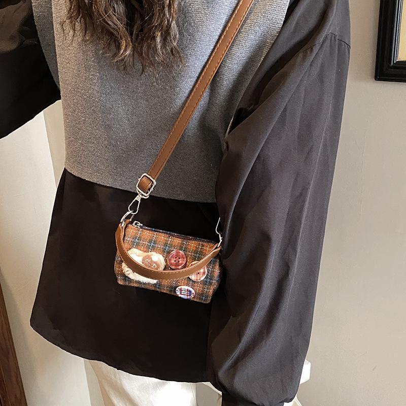Fashion New Portable Pillow Bag Women's High-value Plaid Shoulder Bag Retro Niche Design Messenger Bag Bag