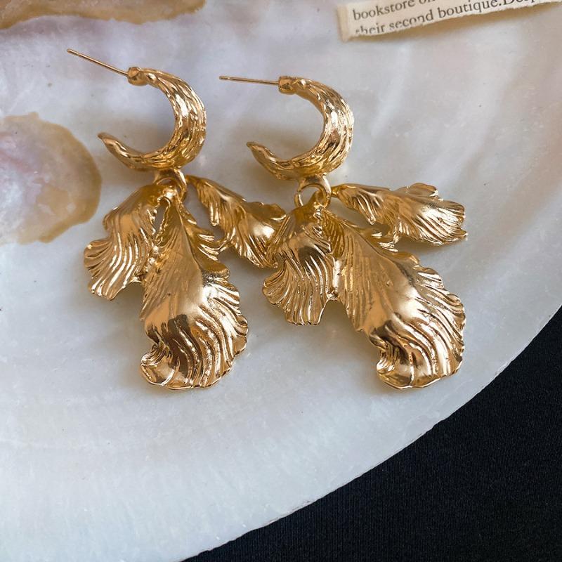 Silver needle European and American personality metal wind leaf stud earrings niche design temperament earrings simple cold wind earrings women