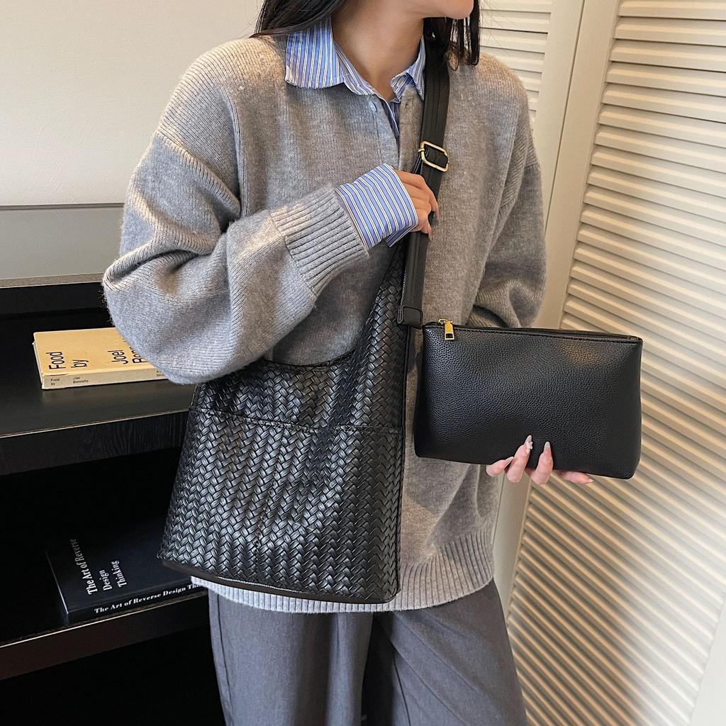 Large capacity woven pattern underarm bag women's 2025 new autumn and winter commuter tote women's bag retro versatile bucket bag