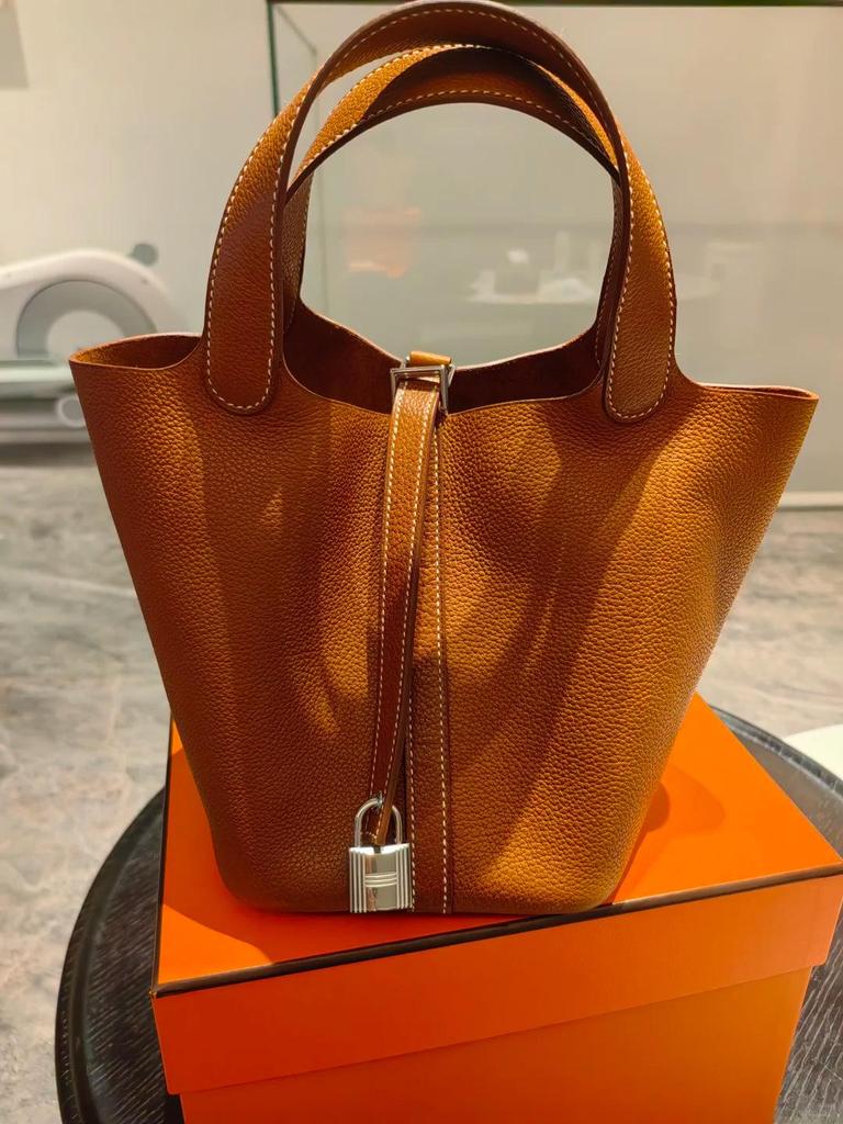 Bolso de Mano para Mujer con Grano de Lichi: Bolso Cubo Versátil, de Alta Gama y de Moda 2025