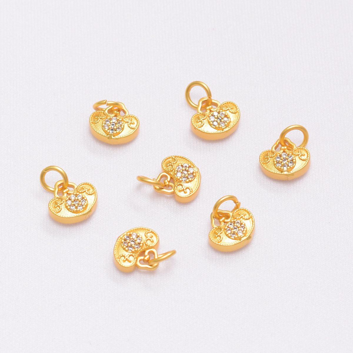 Позолоченный подвес-монета с цирконами и бусинами - Шарм цвета песочного золота