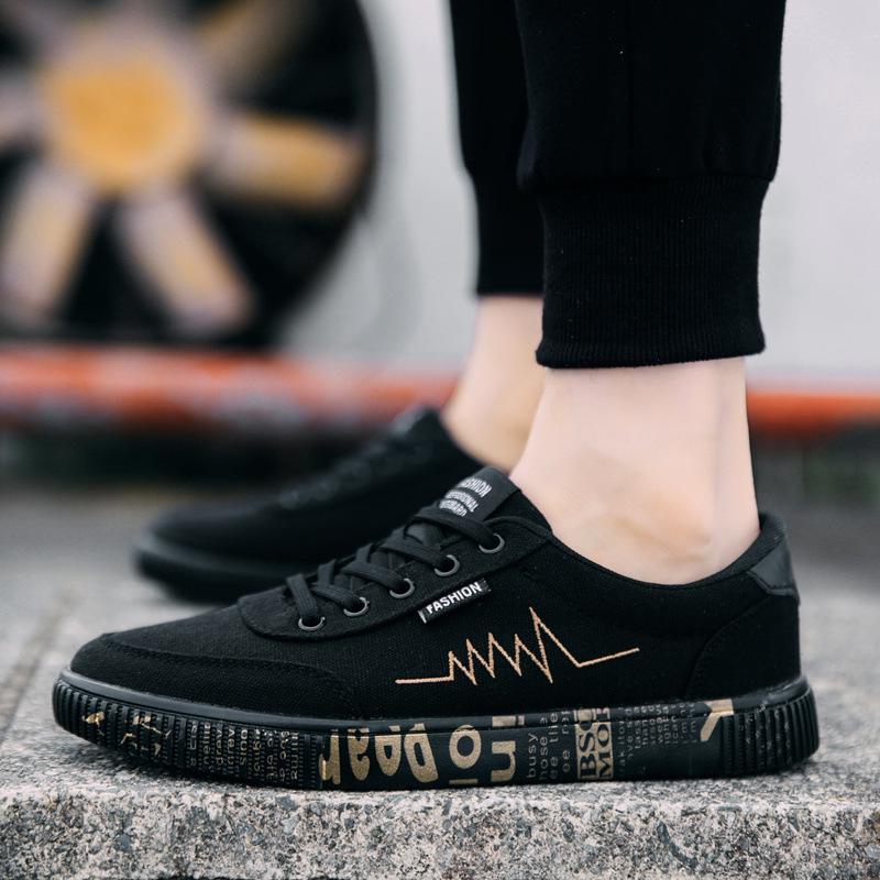 2024 Versatile Men's Black & White Soft Sole Skate Shoes - Breathable, Trendy Korean Style for Casual Wear, Hot Selling Among Students.