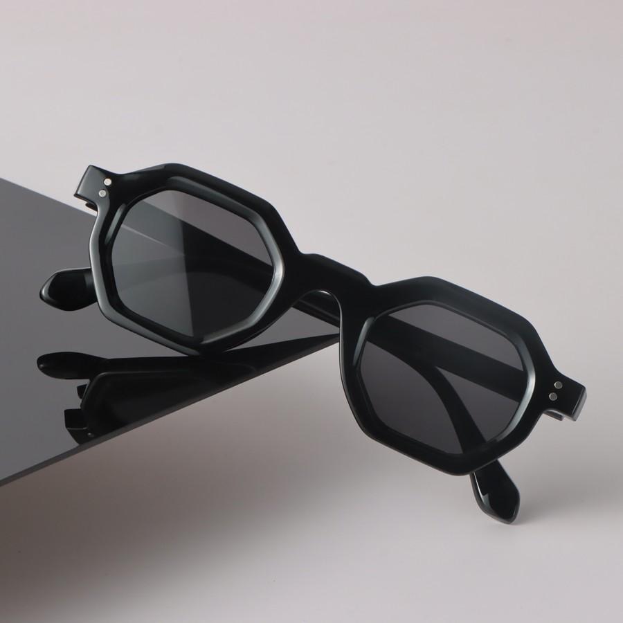 Classic Fashion Sunglasses for Women and Men UV Protection Trendy Design
