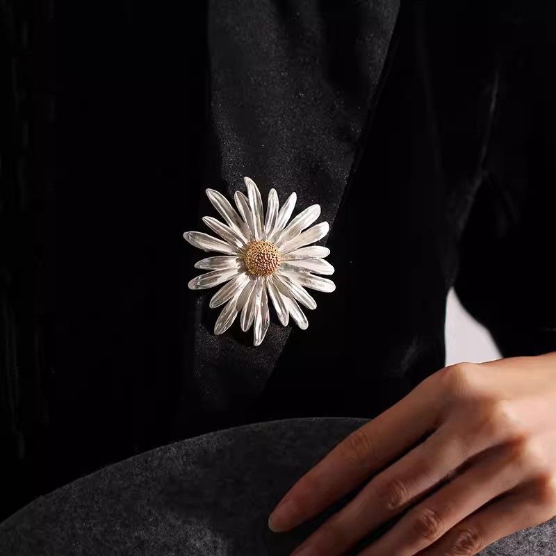 Daisy Brooch for Women, High-end, Niche and Sophisticated, Anti-glare Brooch, Grand Corsage, New Suit Accessory