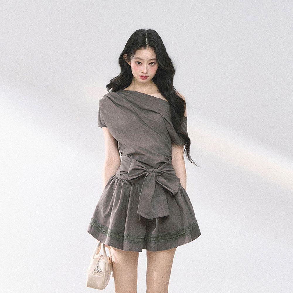 

Korean Style Elegant Gray One-Shoulder Bow Tie Dress, Waist-Cinched, Slimming Mini Skirt for Women S (suggested 80-95 jin)
