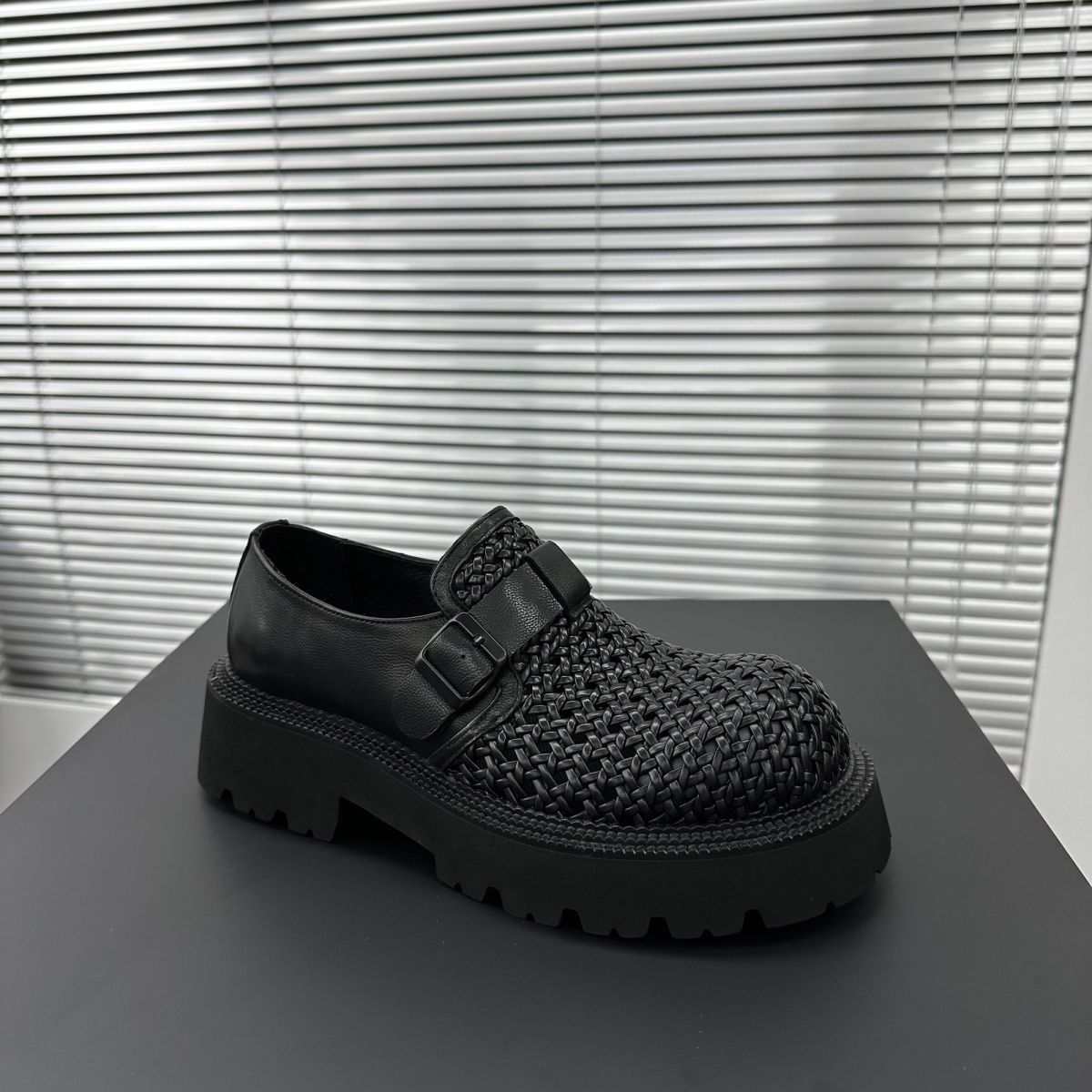 

Мужская обувь из натуральной кожи 2025 новая высококачественная плетеная с перфорацией дышащая обувь для лоферов в британском стиле на платформе тренд обувь с большой головой мужская 44