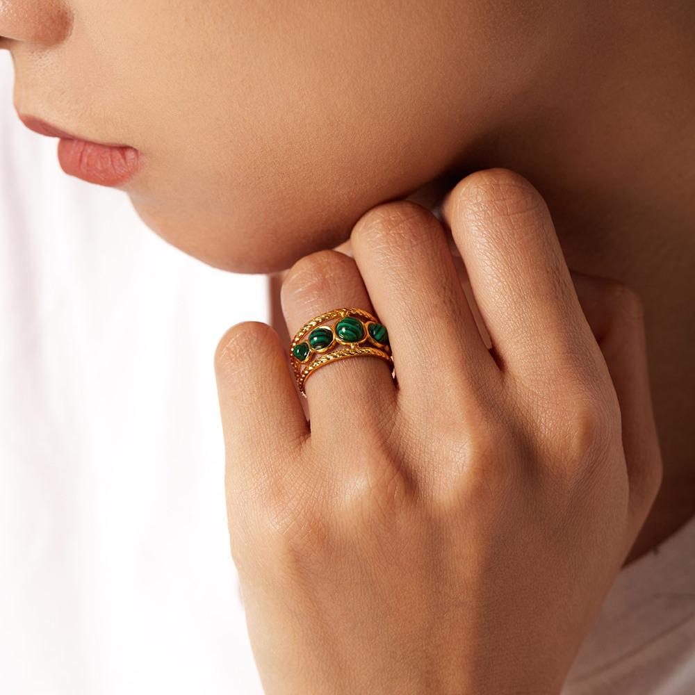Klassischer minimalistischer offener Ring mit fünf grünen Malachitkreisen - Damenschmuck