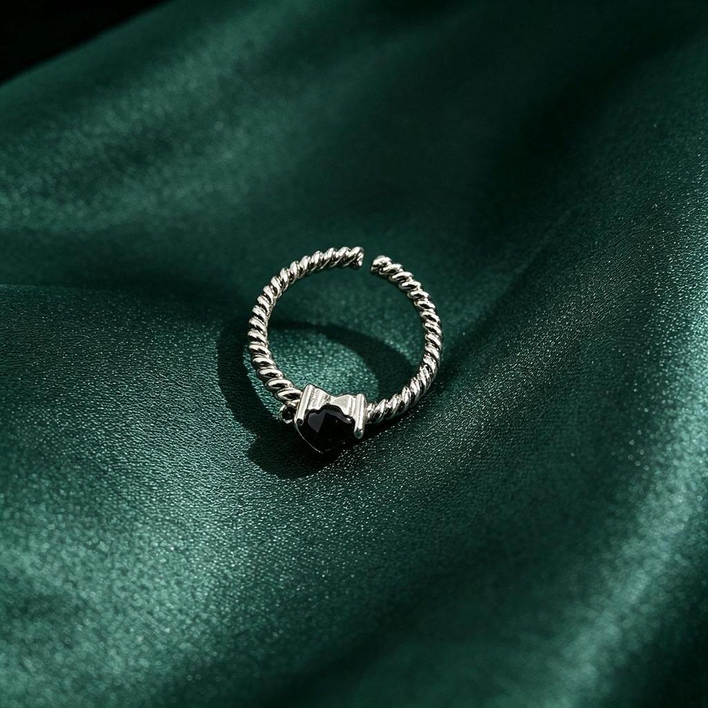 Black Heart Twisted Ring for Women, New Style Daily Trend Minimalist Design Temperament Versatile Fashion Personality Cold Style