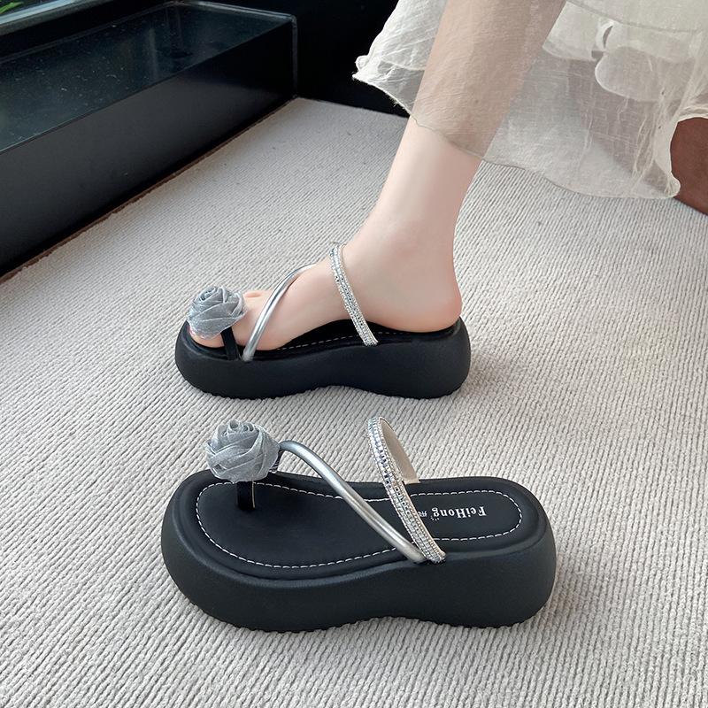 Flat-bottomed French small cool slippers women's 2025 new fashion summer beautiful skirt seaside beach slippers