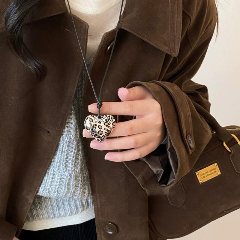 Colier cu pandantiv inimă leopard din aliaj robust și rășină, accesoriu de modă pentru femei și bărbați, bijuterii cu lanț lung argintiu