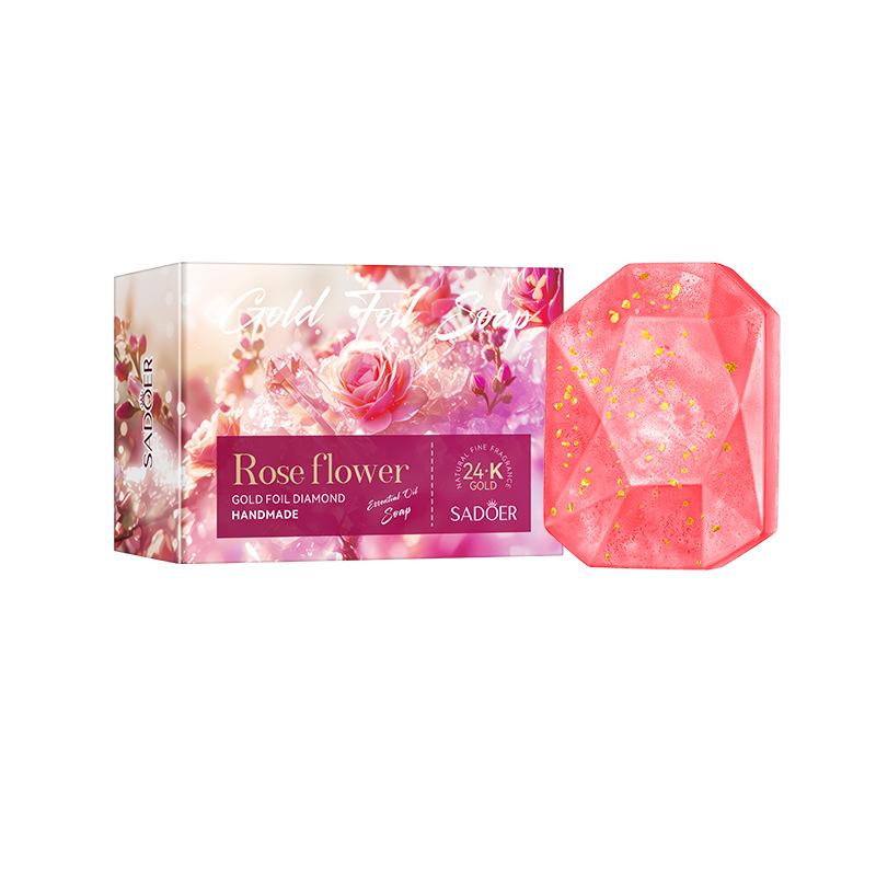 Le savon artisanal à l'huile essentielle Gold Foil Diamond nettoie la peau de la saleté et des impuretés et a un parfum longue durée. Convient à tous les types de peau