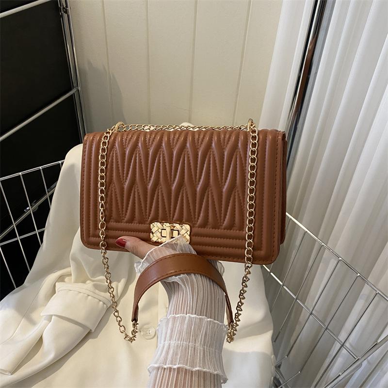 

2024 Осінь Нова мода маленька квадратна сумка Повсякденна модна сумка під пахвами Повсякденна проста сумка на ланцюжку на одне плече для жінок темно-коричневого кольору