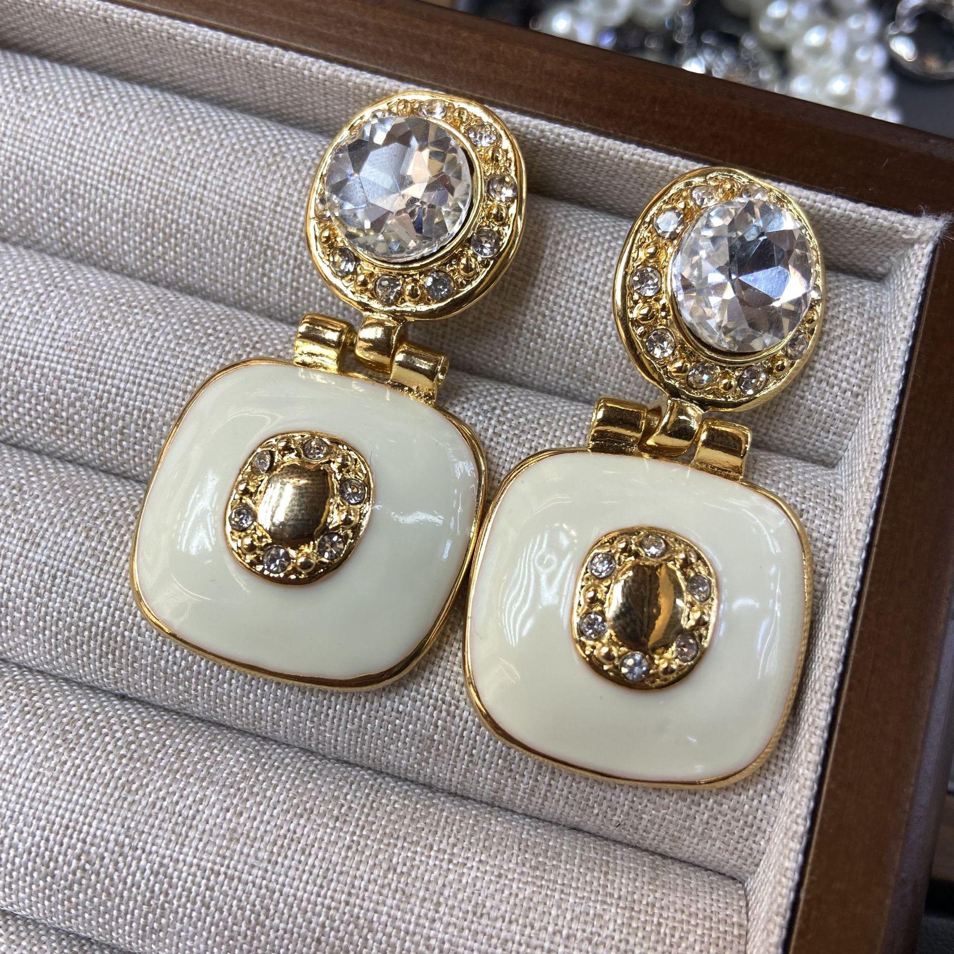 

Xiaoxiangfeng ретро капающие масляные белые геометрические серьги с буквами латунь 18-каратное золото гальваническое покрытие бриллиантами благовония дома универсальные серьги