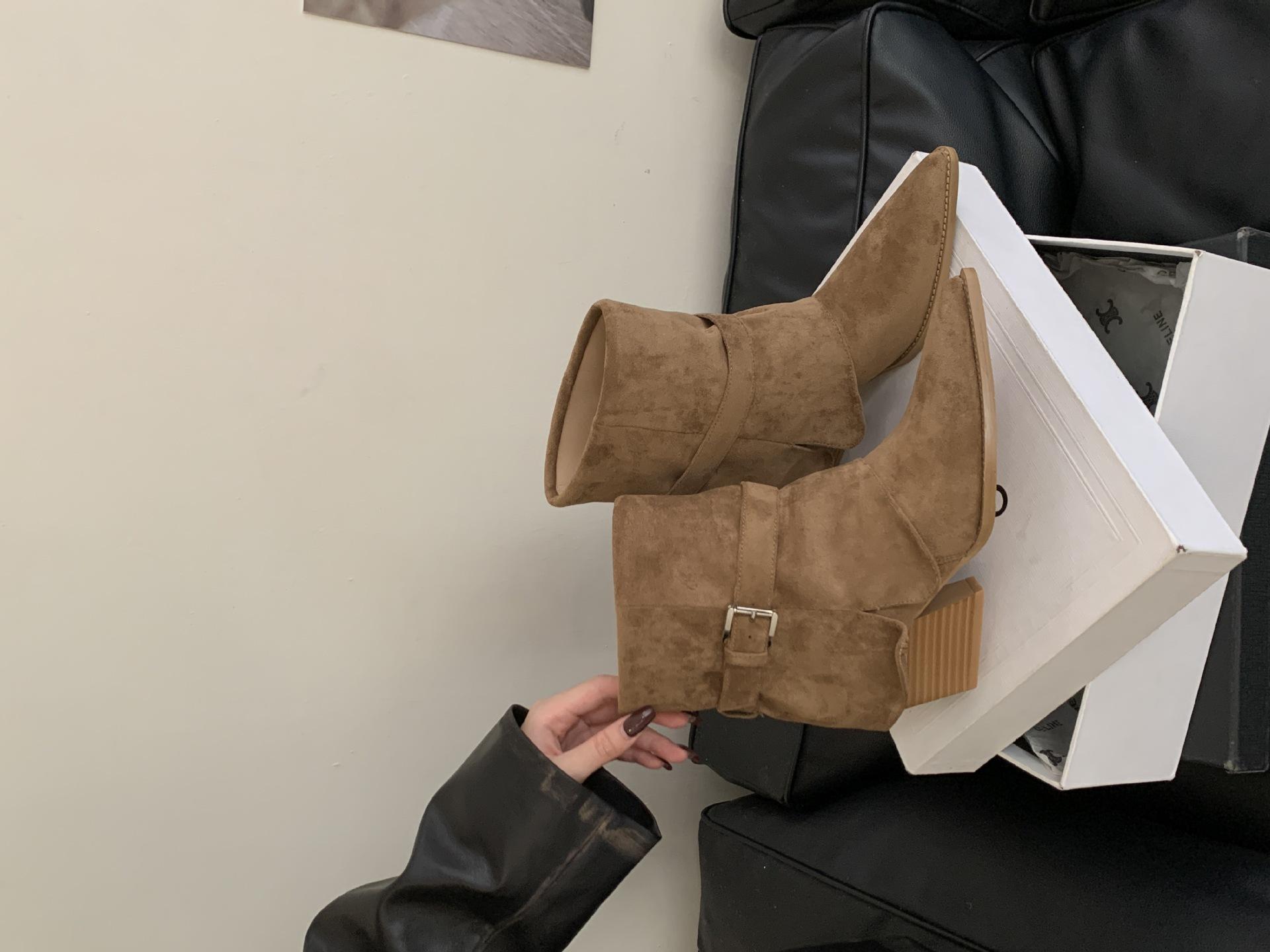 

Patent Leather Edition~ Leather Retro Skinny Boots Women s British Thick Heel Pointed Chelsea Boots 2025 Temperament High Heel Short Boots 39 абрикосовий