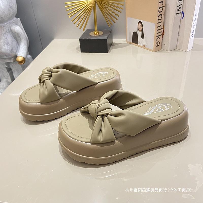 La hauteur est augmentée de 6 cm, le petit homme fait du 34, et les pantoufles pour femmes sont légères et super épaisses en été. L'homme petit je