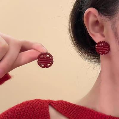 Czerwone geometryczne kolczyki na Sylwestra dla kobiet – Elegancki jesienno-zimowy design