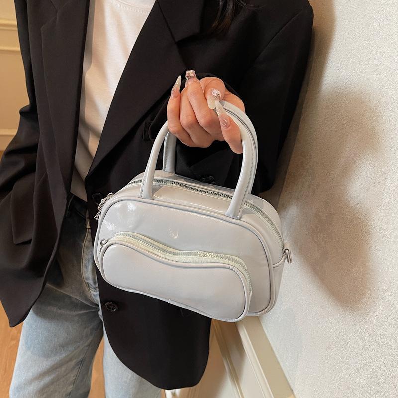 Spring and Summer Super Fire Small Bag Women's 2025 New Fashion Versatile Messenger Bag Premium Portable Bowling Bag