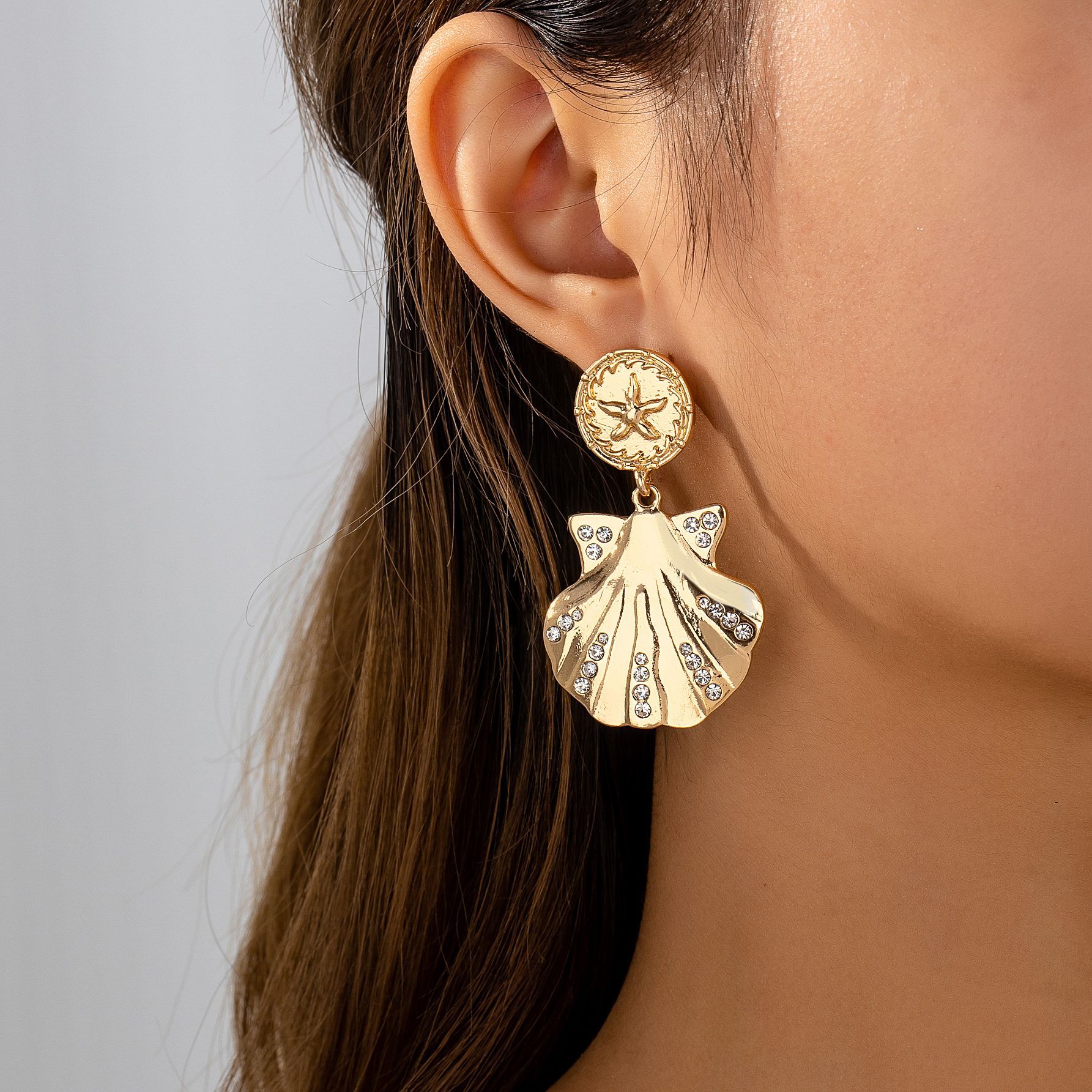 

Модные серьги-подвески для женщин золотой