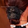 Schwarzes Luxus-Organza-Scrunchie mit Doppellage und Schmetterling - Elegant, vielseitig, hochwertiges Haaraccessoire