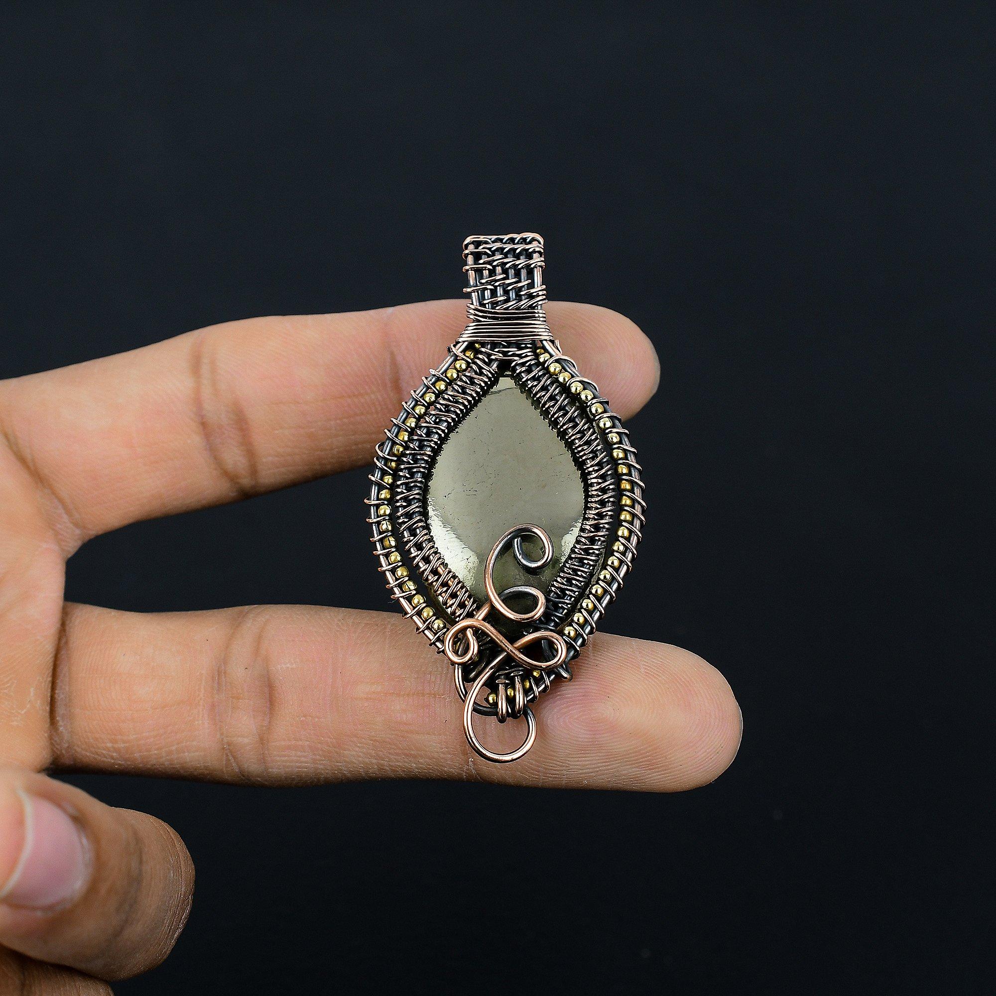 

Золотой кулон из пирита апачей, украшение, обернутое медной проволокой 999 пробы, кулон с драгоценным камнем, подарок для нее, изящное украшение ручной работы 2.55 Inches