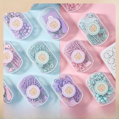 Set di cancelleria color pastello: Graffette, Fermagli per biglietti, Cucitrice, Puntine creative e Strumenti per rilegatura